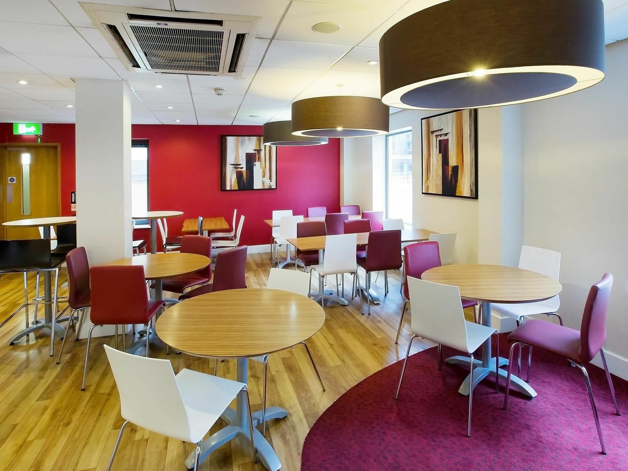 Travelodge Bristol Central Anchor Road Bagian luar foto